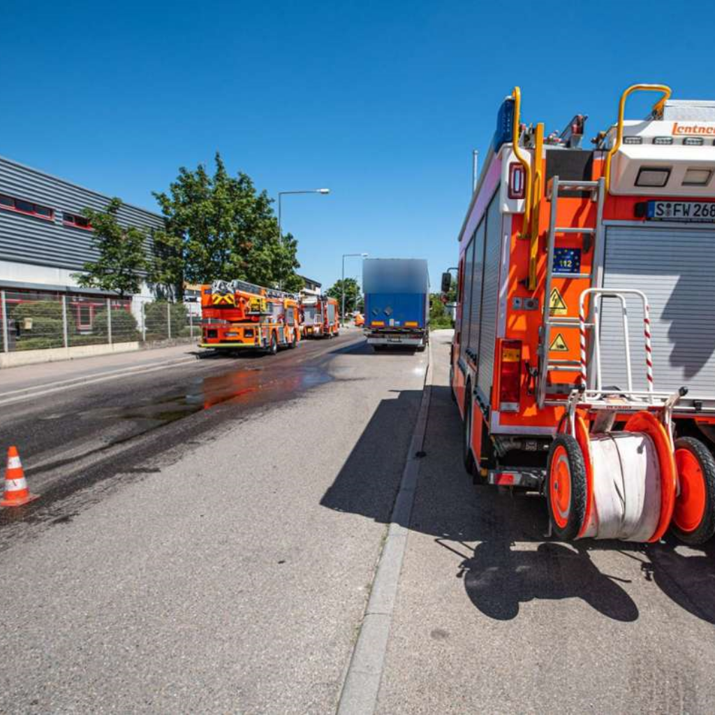 Einsatzfoto Beim Entladen eines Lastwagens stellten Mitarbeiter einer Spedition in Stuttgart-Weilimdorf eine austretende Chemikalie aus einem Transportbehälter fest...