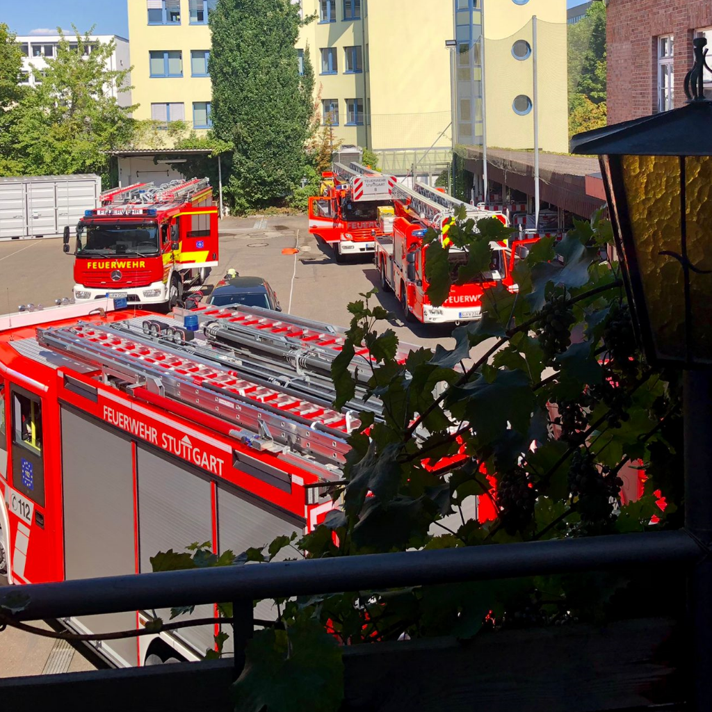 Einsatzfoto Aufgrund eines Dachstuhlbrandes in Stuttgart-Zuffenhausen waren für längere Zeit viele Einsatzkräfte der Feuerwehr gebunden...