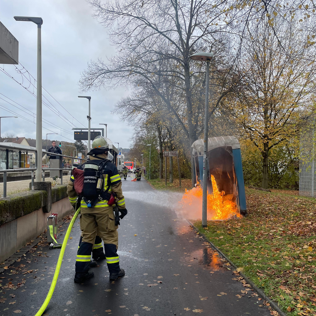 Einsatzfoto Vormittags meldeten Passanten einen Brand eines Dixiklos in der Solitudestraße ...