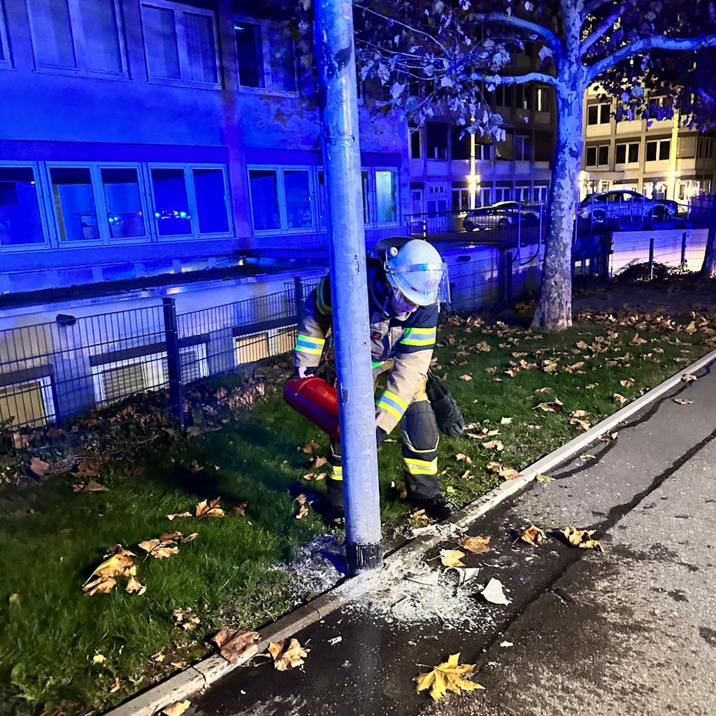 Einsatzfoto Durch Passanten wurde der Leitstelle ein Kleinbrand an einer Laterne gemeldet ...