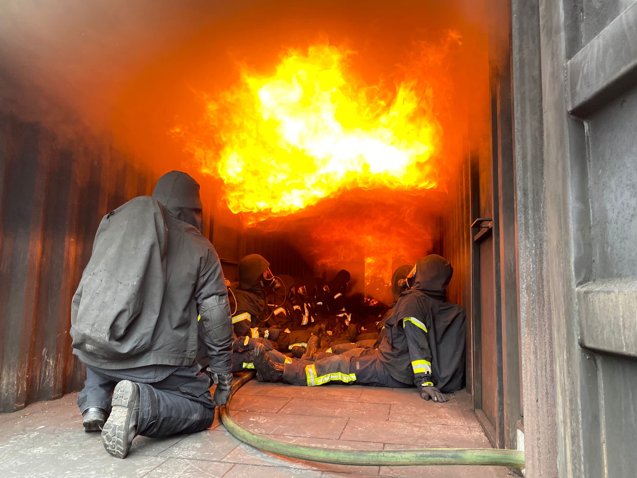Einsatzfoto Realitätsnahe Ausbildung in Brandübungscontainern ist eine der wichtigsten Ausbildungsinhalte im Laufe der Schulung von Feuerwehrangehörigen.